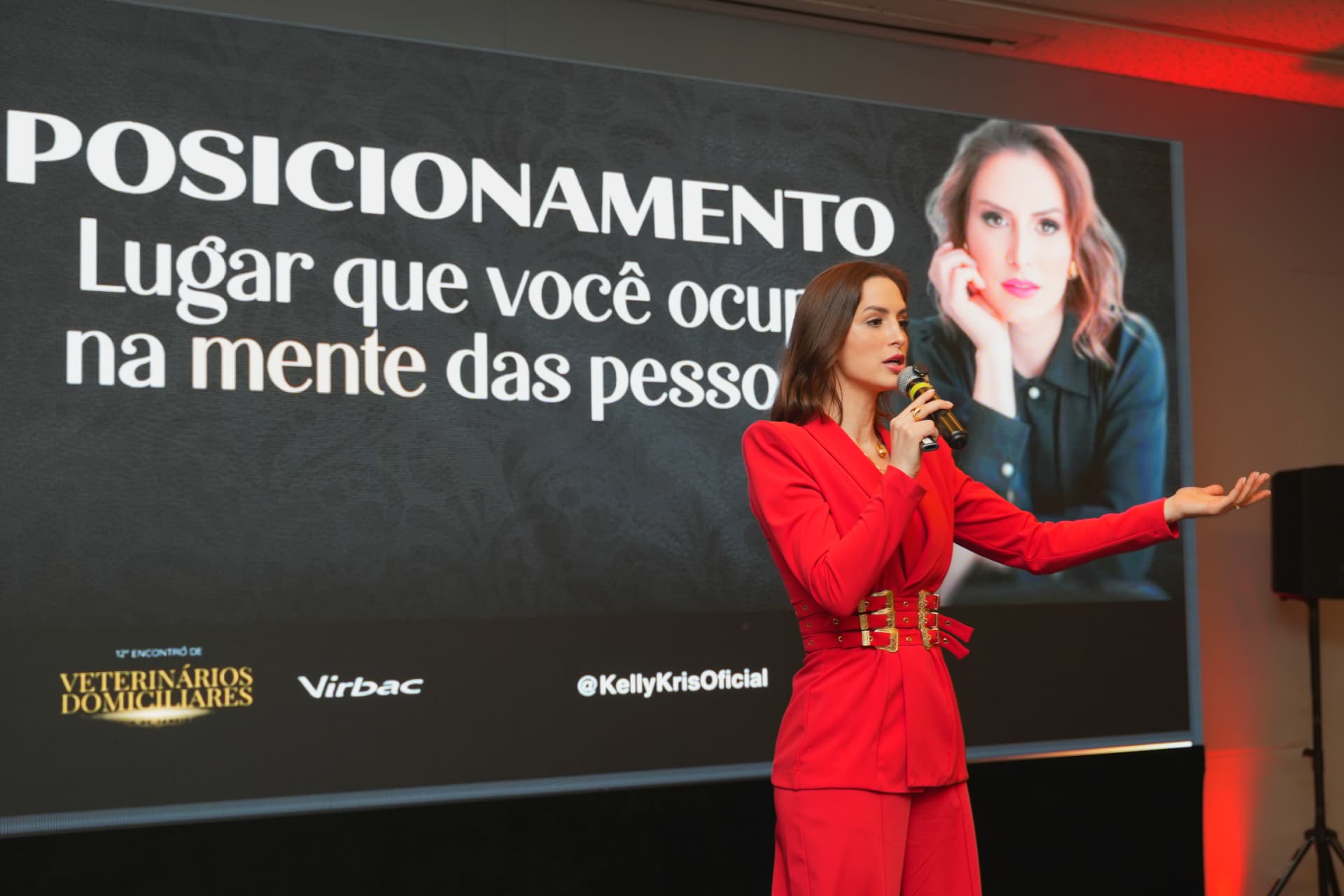 Palestrante no palco do encontro