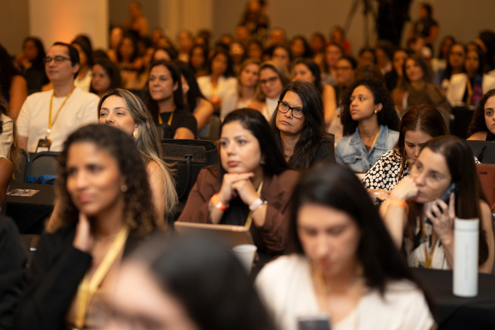 Auditório lotado de veterinários durante o encontro